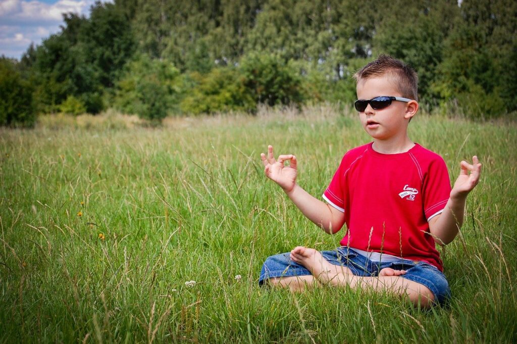 瞑想で心を整えている少年
