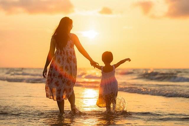 海を散歩する母と娘