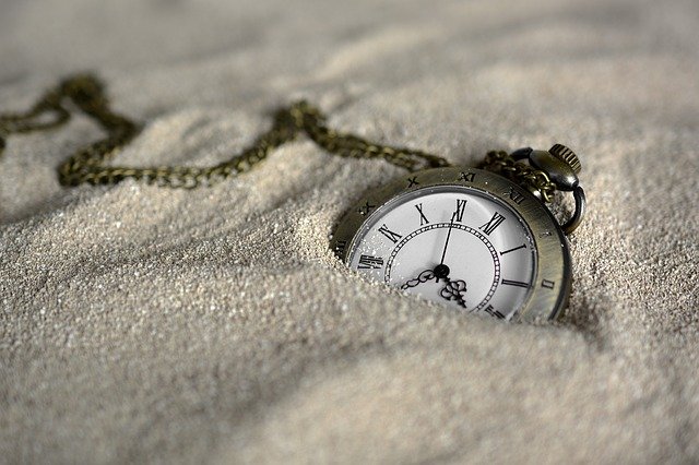 砂に埋まっている小さな時計