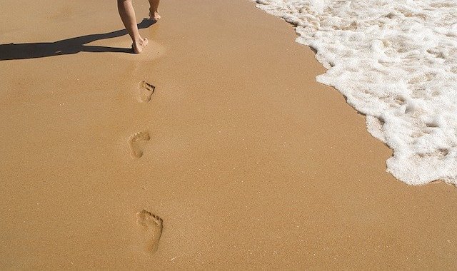 砂浜についた足跡