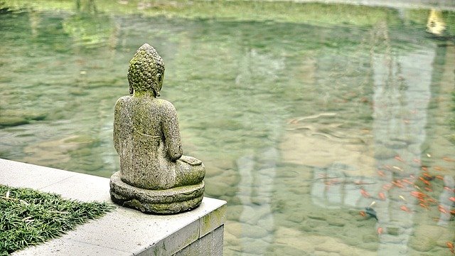 仏像と池