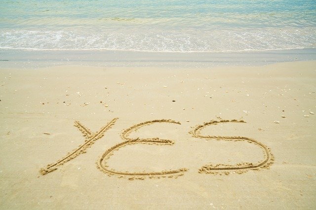 砂浜に書かれたYESの文字