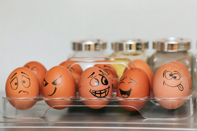 色々な感情のイラストが描かれている卵