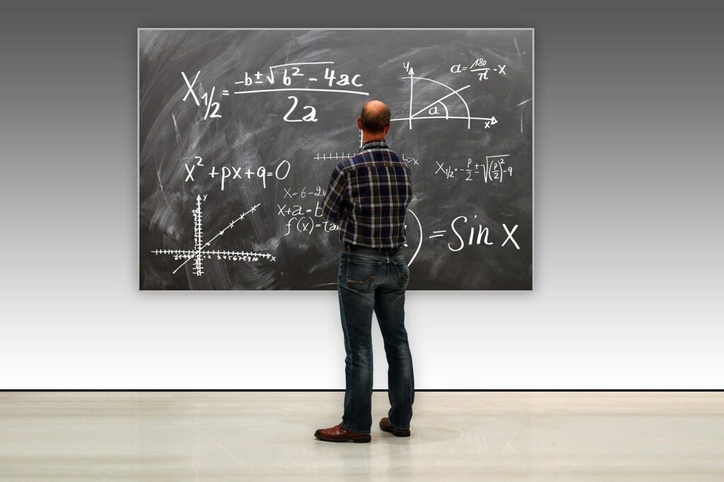 黒板に計算式を書く教師